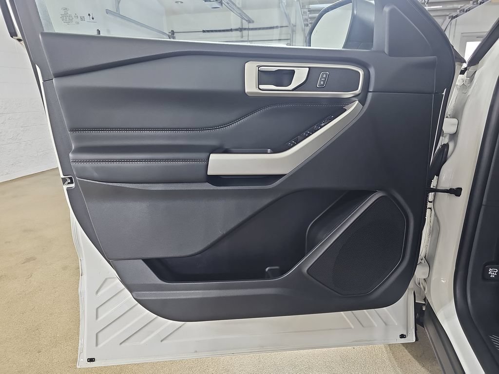 Used 2023 Ford Explorer XLT w/ Equipment Group 202A AWD/4WD image 33