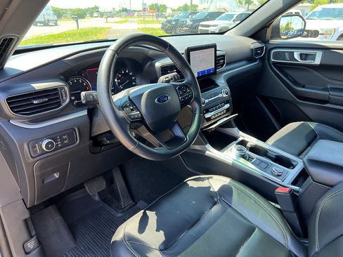 Used 2020 Ford Explorer XLT w/ Equipment Group 202A AWD/4WD image 16