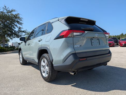 Used 2021 Toyota RAV4 XLE w/ Convenience Package FWD image 6