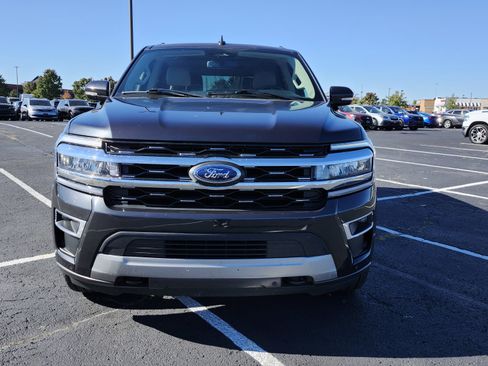 Used 2023 Ford Expedition Limited image 3