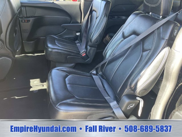Used 2025 Chrysler Pacifica Select FWD image 15