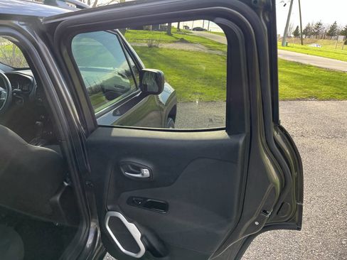 Used 2019 Jeep Renegade Sport w/ Sport Appearance Group AWD/4WD image 24