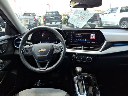 Used 2024 Chevrolet Trax LT FWD image 16