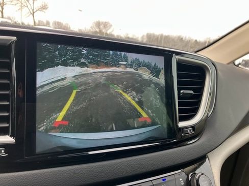 Used 2024 Chrysler Pacifica Touring-L image 6