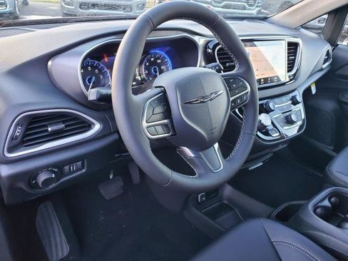 Used 2026 Chrysler Voyager LX FWD image 7
