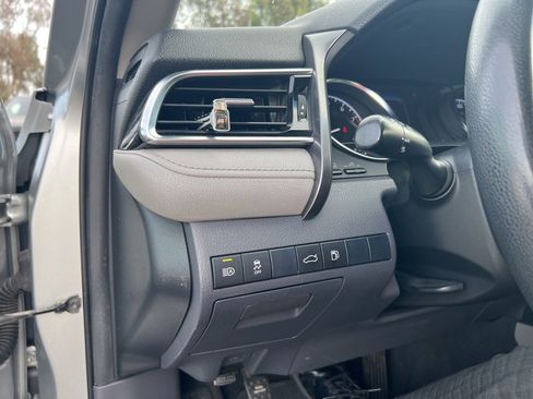 Used 2018 Toyota Camry LE image 15