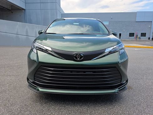New 2026 Toyota Sienna XLE FWD image 2