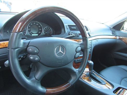 Used 2009 Mercedes-Benz E 350 4MATIC Sedan image 9