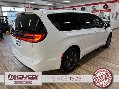 New 2026 Chrysler Pacifica Select image 5