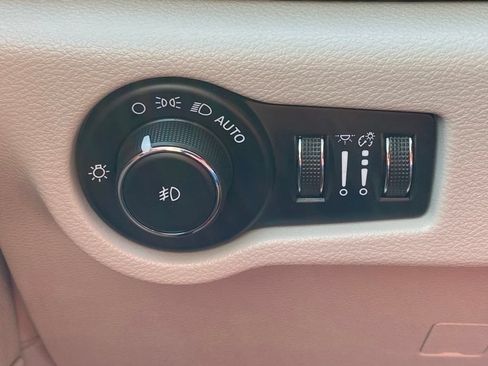 Used 2023 Chrysler Pacifica Touring-L FWD image 25