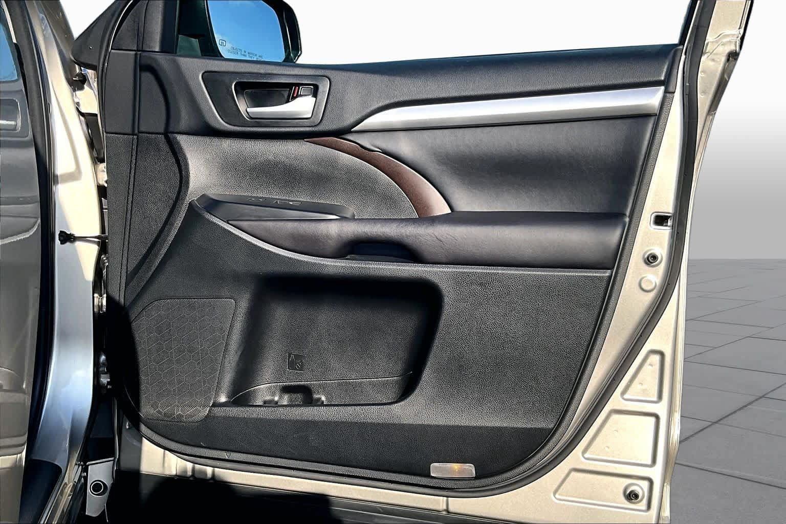 Used 2016 Toyota Highlander XLE FWD image 21
