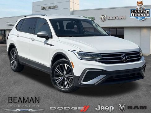 Used 2024 Volkswagen Tiguan SE FWD image 1