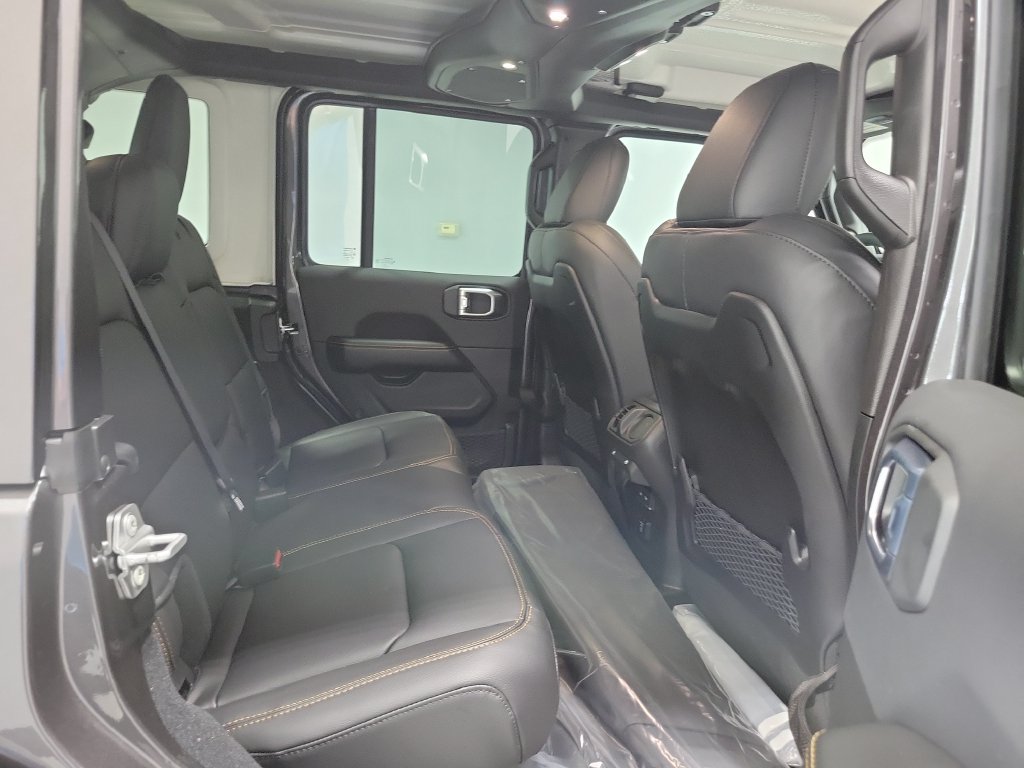 New 2026 Jeep Wrangler Unlimited Sahara w/ Technology Group AWD/4WD image 10