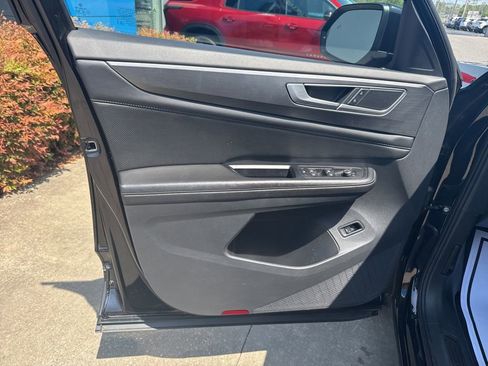 Used 2024 Volkswagen Atlas Cross Sport SE FWD image 19