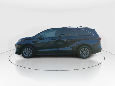 Used 2024 Toyota Sienna LE FWD image 5
