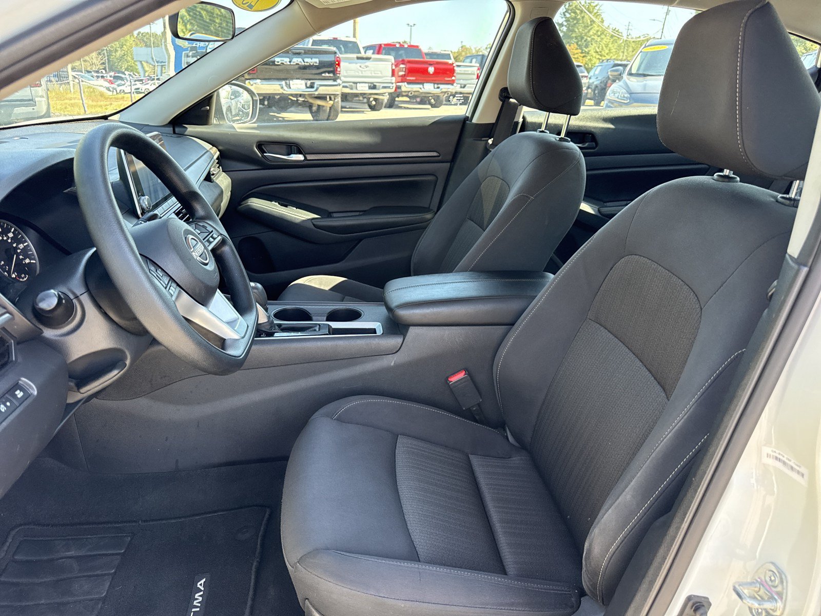 Used 2025 Nissan Altima 2.5 SV FWD image 11