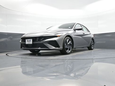Certified 2025 Hyundai Elantra SEL image 25