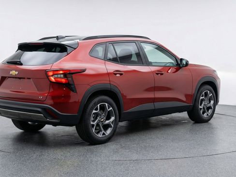 Used 2025 Chevrolet Trax LT w/ LT Convenience Package image 9