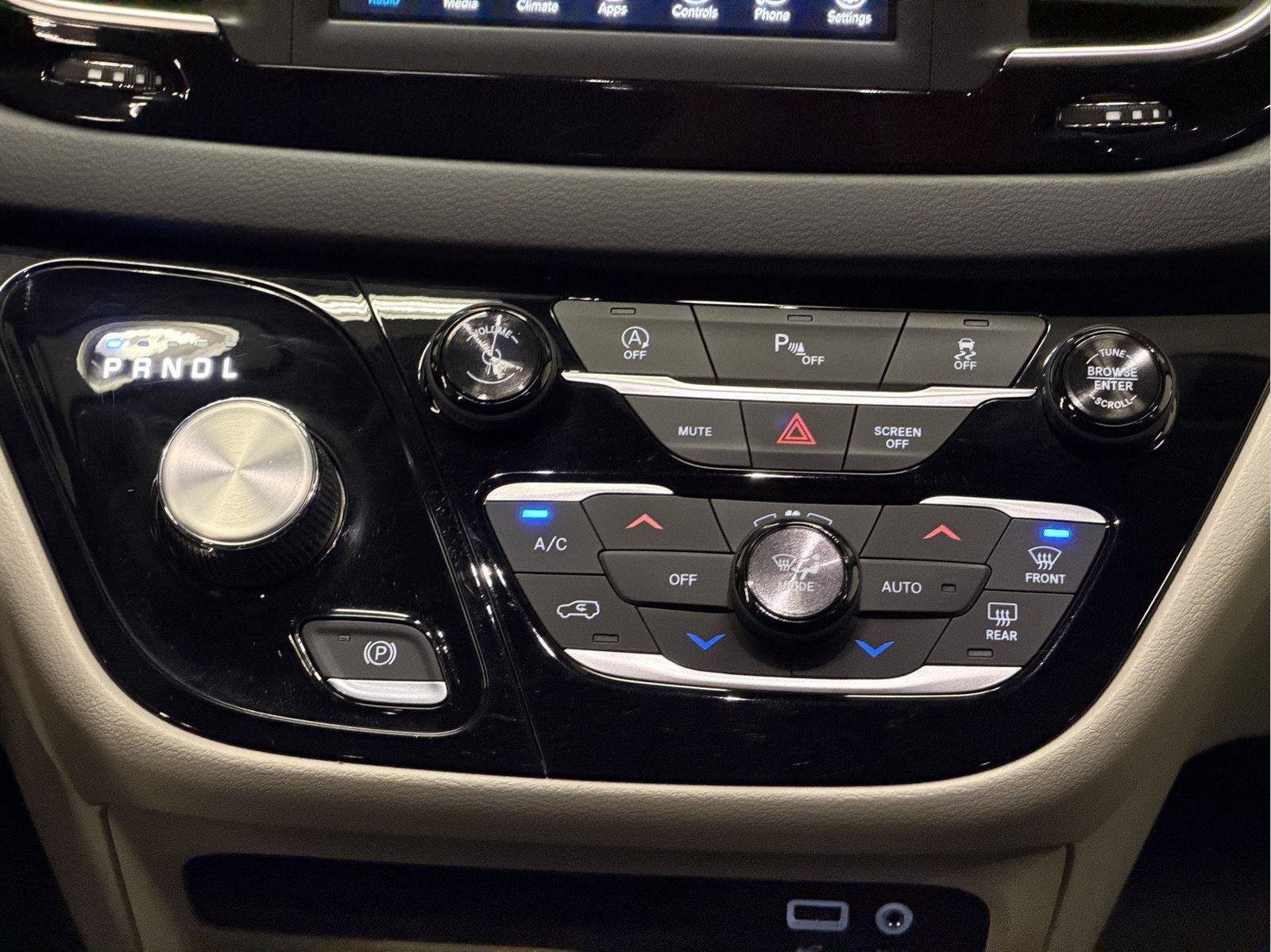 Used 2018 Chrysler Pacifica Touring-L FWD image 34