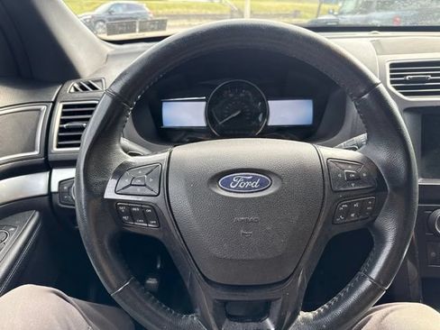Used 2017 Ford Explorer XLT w/ Equipment Group 201A AWD/4WD image 13
