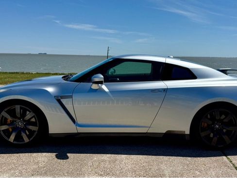 Used 2011 Nissan GT-R Premium AWD/4WD image 8