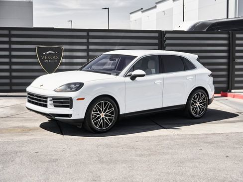 Used 2025 Porsche Cayenne AWD/4WD image 5