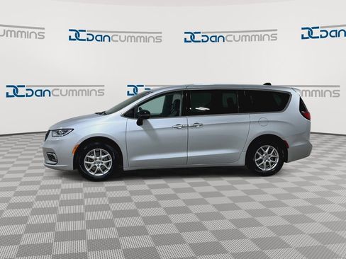 Used 2024 Chrysler Pacifica Touring-L FWD image 6
