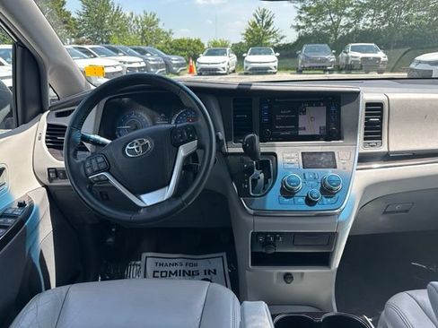 Used 2017 Toyota Sienna XLE w/ XLE Navigation Package FWD image 15