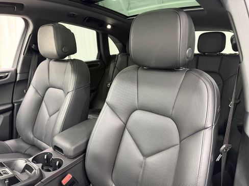 Certified 2025 Porsche Macan image 5