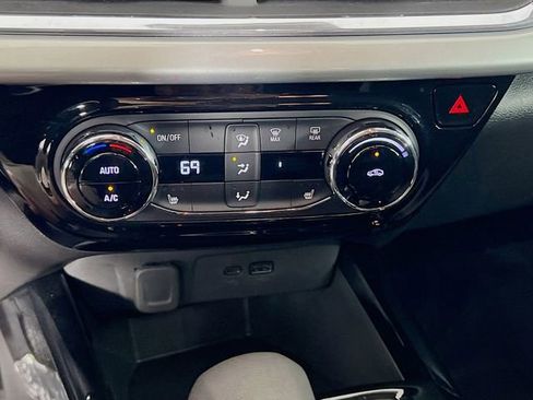 Used 2025 Chevrolet Trax LT w/ LT Convenience Package image 12