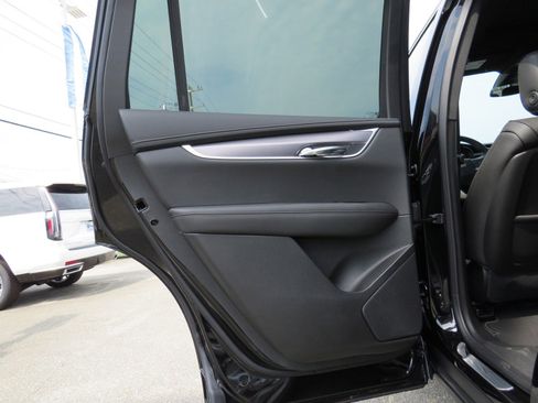 New 2025 Cadillac XT6 Luxury image 14