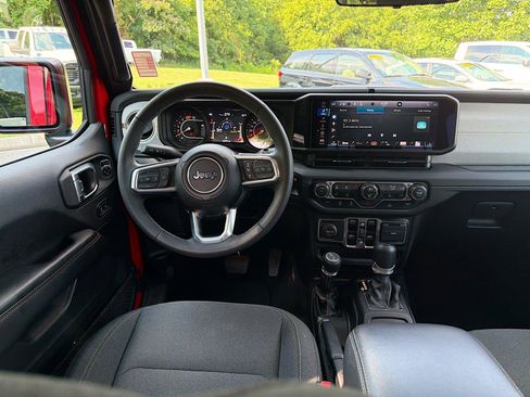 Used 2025 Jeep Wrangler Unlimited Sahara AWD/4WD image 17