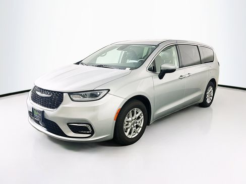 Used 2023 Chrysler Pacifica Touring-L image 3
