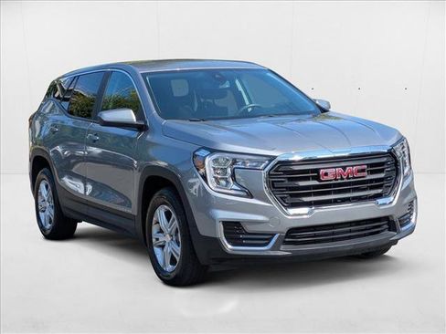 Used 2024 GMC Terrain SLE image 3