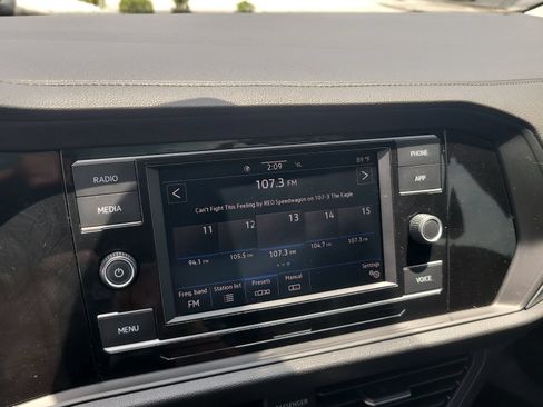Used 2022 Volkswagen Jetta SE w/ Panoramic Sunroof Package FWD image 19