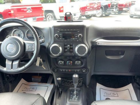 Used 2015 Jeep Wrangler Unlimited Rubicon w/ Connectivity Group AWD/4WD image 14
