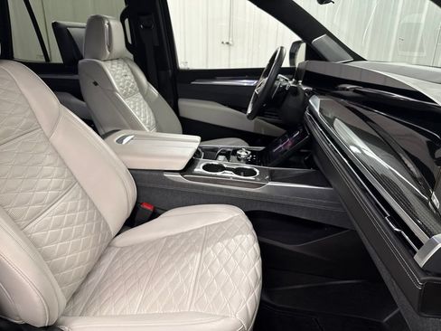 Certified 2026 Cadillac Escalade V AWD/4WD image 32