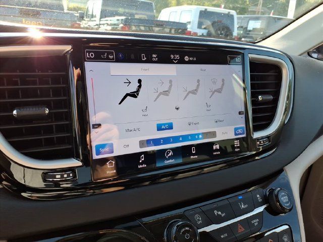Used 2024 Chrysler Pacifica Touring-L FWD image 22