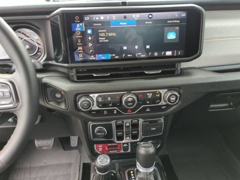 Used 2024 Jeep Gladiator Sport AWD/4WD image 9