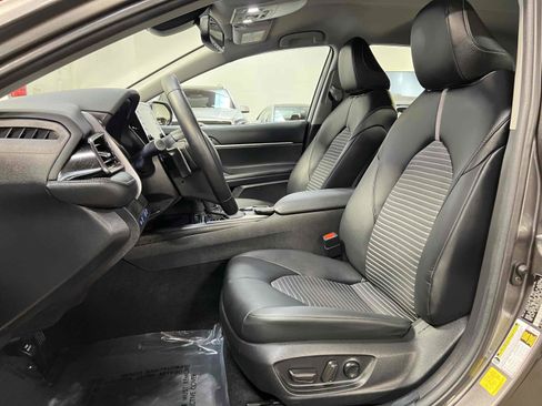 Used 2021 Toyota Camry SE w/ Convenience Package image 6