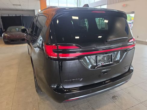 Used 2026 Chrysler Pacifica Limited w/ S Appearance Package FWD image 10