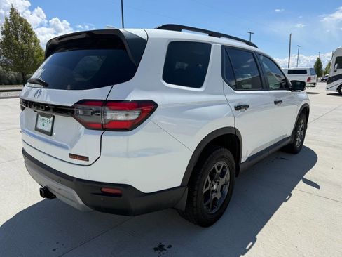 Used 2025 Honda Pilot TrailSport image 4