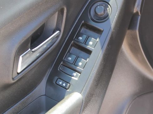 Used 2020 Chevrolet Trax LS FWD image 10