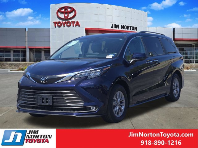 Used 2026 Toyota Sienna XLE FWD image 3
