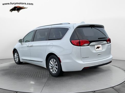 Used 2018 Chrysler Pacifica Touring-L image 5