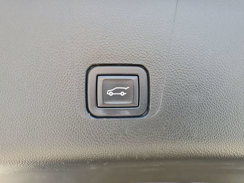 Used 2023 Chevrolet Traverse LT FWD image 11