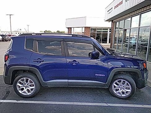 Used 2017 Jeep Renegade Latitude AWD/4WD image 2