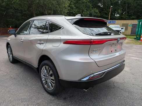 Used 2024 Toyota Venza XLE AWD/4WD image 6