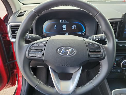 Used 2025 Hyundai Venue SEL FWD image 21