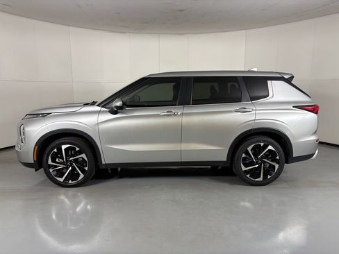Used 2024 Mitsubishi Outlander SE image 6